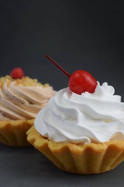 Sepet şeklinde tatlı bir pasta. Kutlama yemeği. Romantik bir akşamda tatlı. Bayram ziyafeti konsepti..