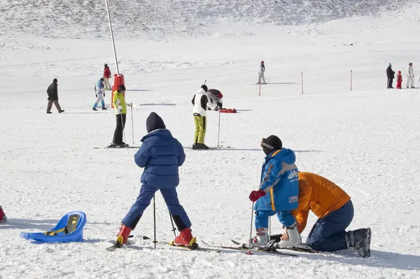Barn att lära sig åka skidor — Stockfoto