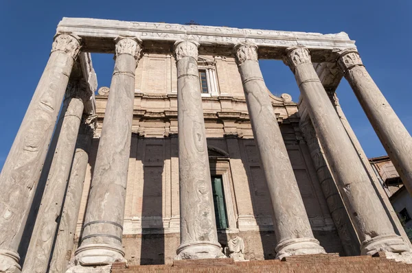 Tempio di Antonino e Faustina — Foto Stock