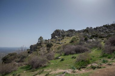 Entrecabezas dağ geçidinin manzarası. İspanya 'nın Madrid eyaleti Zarzalejo belediyesinin Guadarrama Dağları' nda yer almaktadır.