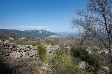 İspanya 'nın Madrid eyaletindeki bir Doğal Park olan Bosque de La Herreria' dan San Lorenzo de El Escorial ve El Escorial şehirlerinin manzarası