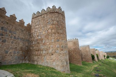 Avila Duvarları, İspanya. Bu alan bir Ulusal Anıt ve eski şehir UNESCO tarafından Dünya Mirası olarak ilan edildi.