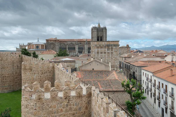 Avila Spain 2021年6月20日 西班牙阿维拉城墙 主教座堂在后面 这个遗址是一个国家纪念物 联合国教科文组织宣布这个古城为世界遗产 — 图库照片