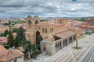 San Vicente Bazilikası. Katolik bir kilisedir ve ülkedeki Romanca mimarinin en iyi örneklerinden biridir.
