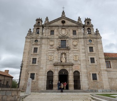 AVILA, İspanya - 20 Haziran 2021: Santa Teresa Kilisesi Manastırı. 17. yüzyılın ilk üçte birinde, Carmelite tarzında.