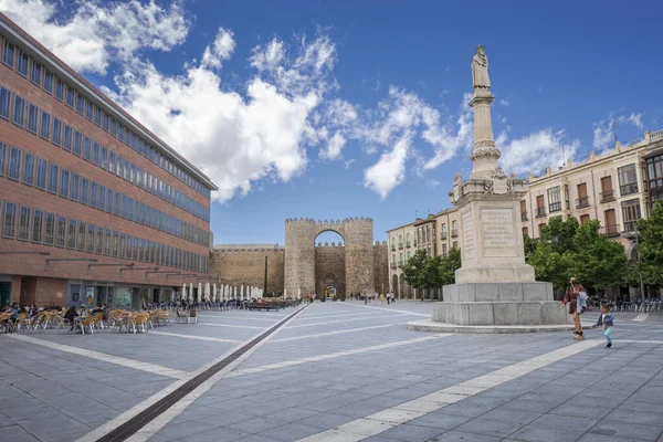 Авила Испания Июня 2021 Вид Площадь Меркадо Гранде Воротами Альказара — стоковое фото