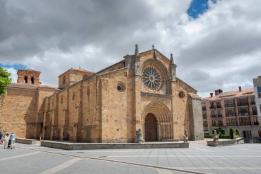 AVILA, İSPAN - 20 Haziran 2021 San Pedro Apostol Kilisesi. XII-XIII yüzyıllarda inşa edildi.