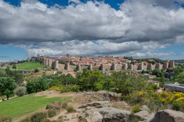 İspanya 'nın duvarlarla çevrili Avila Duvarları şehri manzarası. Bu alan bir Ulusal Anıt ve eski şehir UNESCO tarafından Dünya Mirası olarak ilan edildi.