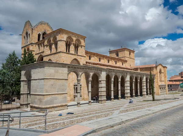 Avila スペイン 2021年6月20日 サンビセンテ大聖堂 カトリック教会で 国内でも有数のロマネスク様式の建築物です — ストック写真