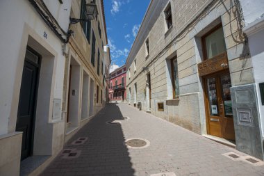 ALAYOR, İspanya - 3 AĞUSTOS 2021: Alaior 'da geleneksel mimari, Menorca, Balear Adaları' nda küçük bir şehir