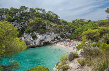 Cala Macarelleta, İspanya 'nın Menorca eyaletinde yer alan bir şehirdir.