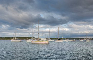 ES MERDAL, İspanya - 4 AĞUSTOS 2021: Fornells limanında demirli yelkenliler, Es Mercadal, Menorca, İspanya