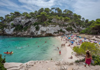 CIUTADELLA DE MENORCA, İSPA - 4 AĞUSTOS 2021: Cala Macarelleta 'nın manzaraları, Ciutadella de Menorca, İspanya