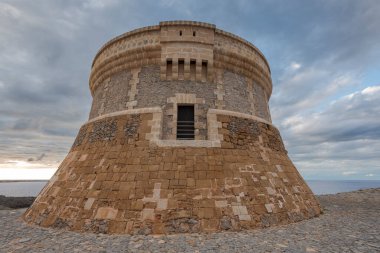 Es Mercadal belediyesinin Fornells Kulesi, Menorca, İspanya. İngiliz hakimiyetinin son döneminde 181 ile 1802 yılları arasında inşa edilmiştir.