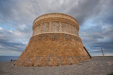 Es Mercadal belediyesinin Fornells Kulesi, Menorca, İspanya. İngiliz hakimiyetinin son döneminde 181 ile 1802 yılları arasında inşa edilmiştir.