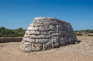 Naveta des Tudons, İspanya 'nın Balear Adaları, Menorca' daki en dikkate değer megalitik oda mezarı.