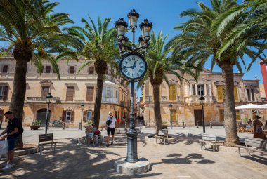 CIUTADELLA DE MENORCA, İSPAN - 6 Ağustos 2021. İspanya 'nın Balear Adaları, Ciutadella de Menorca kentindeki Alfonso III meydanının manzarası