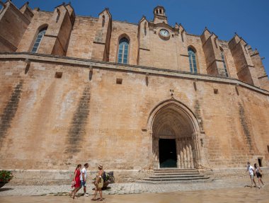 CIUTADELLA DE MENORCA, İSPAN - 6 Ağustos 2021. Santa Maria de Ciutadella Katedrali, Balear Adaları, İspanya