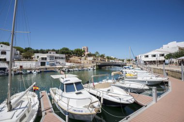 CIUTADELLA DE MENORCA, İSPAN - 6 Ağustos 2021. Ciutadella de Menorca Limanı, Balear Adaları, İspanya