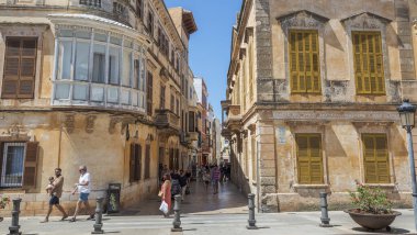 CIUTADELLA DE MENORCA, İSPAN - 6 Ağustos 2021. İspanya 'nın Balearic Adaları, Ciutadella de Menorca kentindeki Alfonso III meydanından geleneksel binalar