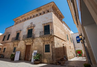 CIUTADELLA DE MENORCA, İSPAN - 6 Ağustos 2021. Ciutadella Belediye Müzesi, eskiden XVII yüzyılda yapılmış bir malikane.