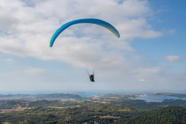 第一次飞行与串联滑翔伞教练 照片来自西班牙Menorca市Es Mercadal市El Toro观景台 — 图库照片