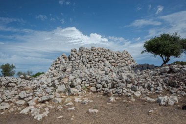 Torre en Galmes Talayotik yerleşim yeri. Bu kasaba MÖ 1400 yılında Talayotik dönemin başından itibaren gelişti ve Roman İşgali 'nin sonuna kadar genişledi.