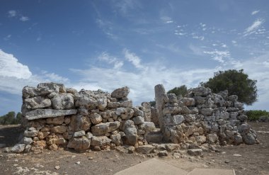 Torre en Galmes Talayotik yerleşim yeri. Bu kasaba MÖ 1400 yılında Talayotik dönemin başından itibaren gelişti ve Roman İşgali 'nin sonuna kadar genişledi.