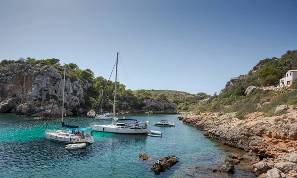 Alayor Spanya Ağustos 2021 Cales Coves Demirli Yelkenli Tekneler Spanya — Stok fotoğraf