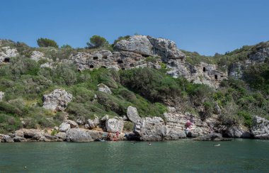 ALAYOR, İSPAN - 8 AĞUSTOS 2021: Cales Coves manzarası, İspanya 'nın Menorca eyaletinin Alaior şehrinde ünlü bir yer.
