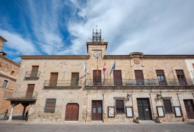 ALMAGRO, İspanya - 11 Ekim 2021: Almagro Belediye Sarayı, Ciudad Real, İspanya. Bu kasaba bir turizm beldesi ve Tarihi-Sanatsal Gruplaşma olarak tasarlandı.