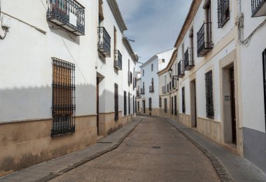 Almagro 'da geleneksel mimari, İspanya' nın Ciudad Real eyaletinde. Bu kasaba bir turizm beldesi ve Tarihi-Sanatsal Gruplaşma olarak tasarlandı.