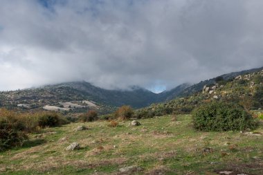 İspanya 'nın Madrid şehrinde bulunan Manzanares el Real belediyesinde yürüyüş yapanlar için çok popüler bir yer olan Hueco de San Blas manzarası.