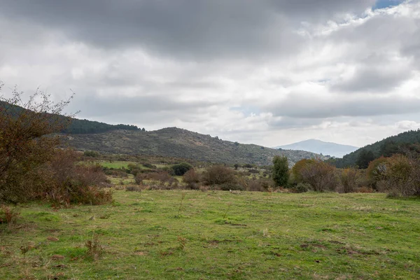 位于西班牙马德里省Manzanares Real市的Hueco San Blas旅游胜地的景观 — 图库照片