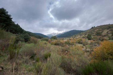 İspanya 'nın Madrid şehrinde bulunan Manzanares el Real belediyesinde yürüyüş yapanlar için çok popüler bir yer olan Hueco de San Blas manzarası.
