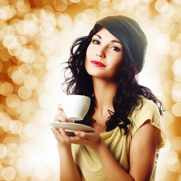 Приваблива брюнетка жінка з чашкою кави Ліцензійні Стокові Зображення