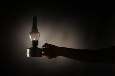 yaşlı betty lamba yakma tutmak el