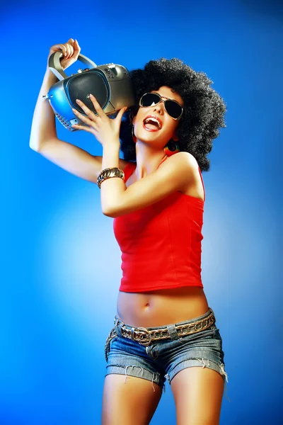 Mujer bronceada feliz con corte de pelo afro disfrutando de la música celebración grabadora . — Foto de Stock