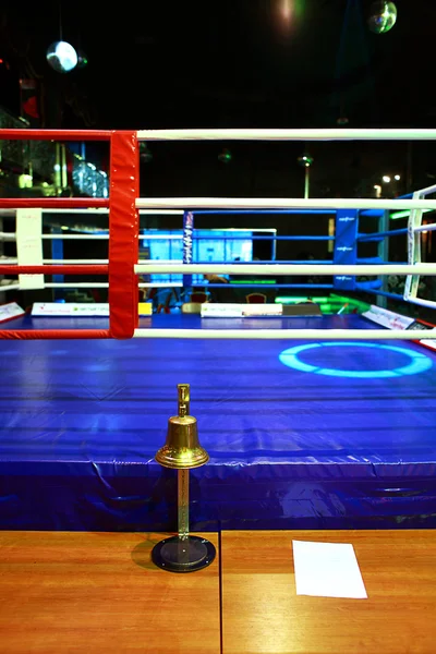 Anel de boxe vazio e sino — Fotografia de Stock