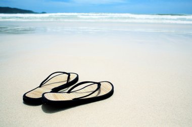 Cennet plaj kum üzerinde flip flop