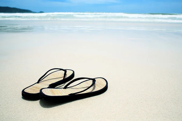 Infradito sulla sabbia sulla spiaggia paradisiaca — Foto Stock