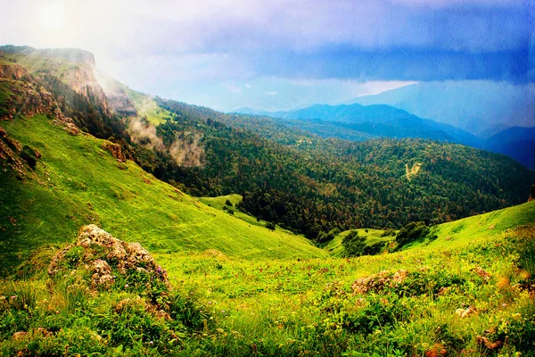 Сказочный пейзаж гор, как старая фотография — стоковое фото