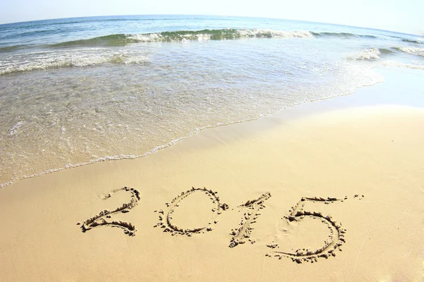 Nový rok pozadí pláže s "2015" v písku — Stock fotografie