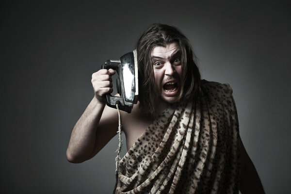 Дикарь в леопардовой шкуре держит старое железо
.