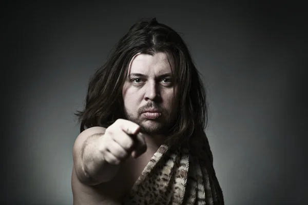 Wild man met lange haren wijs met vinger of druk op de knop op het scherm Rechtenvrije Stockafbeeldingen