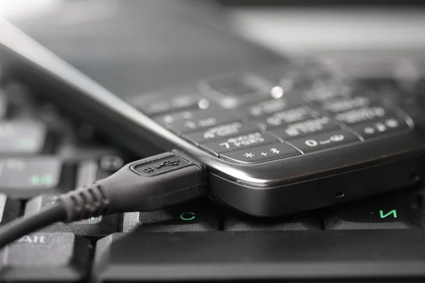 Připojeno. mobilní telefon a notebook — Stock fotografie