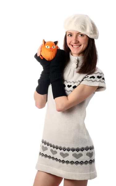 Feliz mujer joven de moda sosteniendo gato juguete naranja —  Fotos de Stock