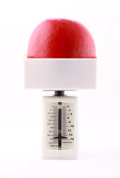 Красное яблоко на балансе — стоковое фото