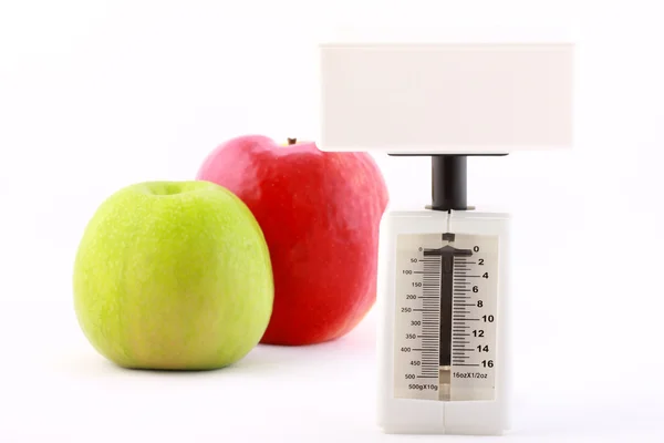 Диетическая концепция: баланс белого и два яблока — стоковое фото