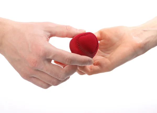 La main de l'homme élargissant la boîte en forme de cœur à la main de la femme — Photo